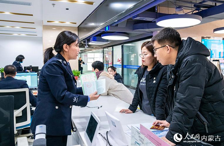 家长在政务中心窗口焦急办理落户手续