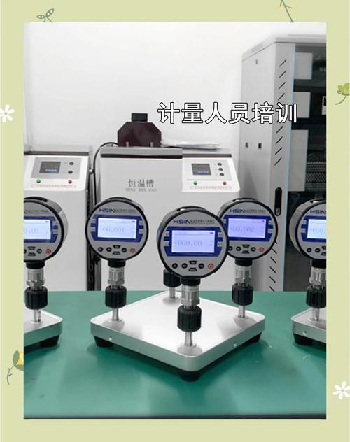 技术人员正在用标准砝码校准工业台秤
