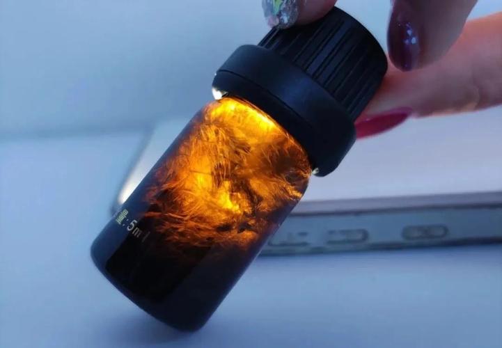 纯玫瑰精油低温结晶状态玻璃瓶展示