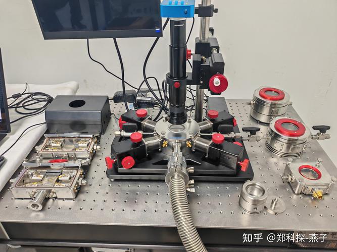 离子阱量子计算实验室低温真空腔内部特写