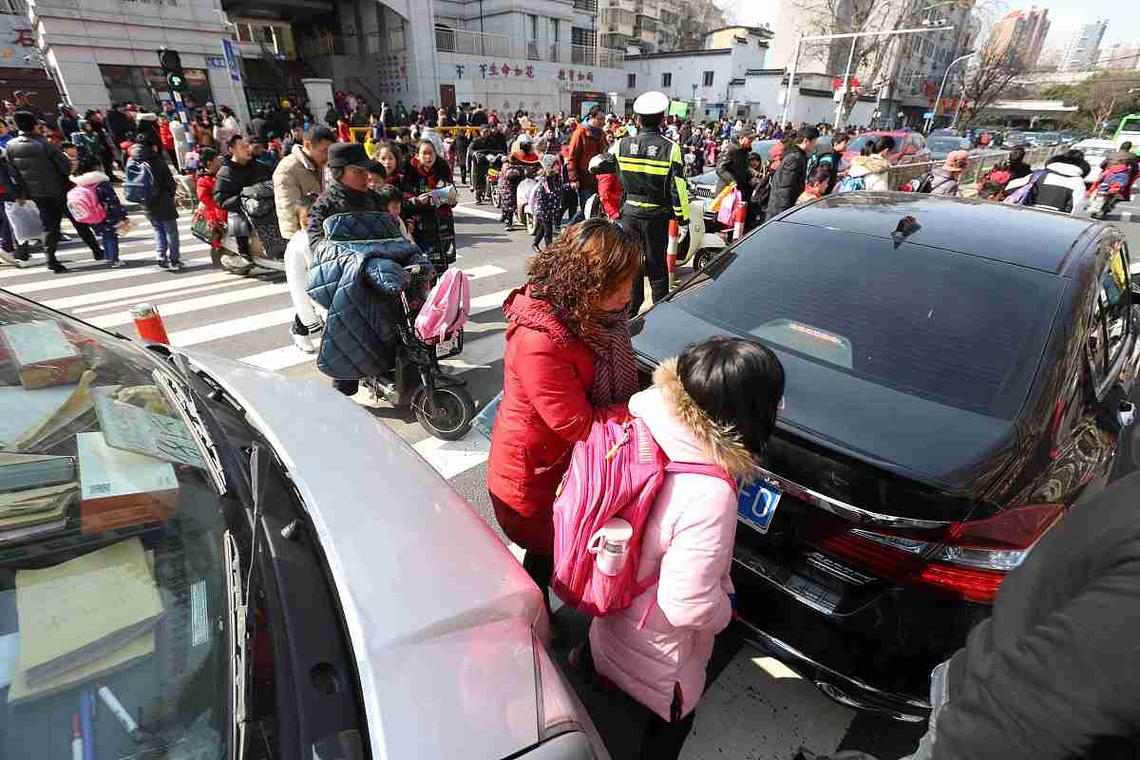 小学门口停着的便民学生接送车