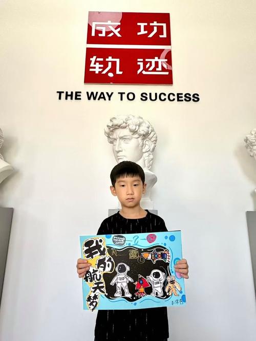工程师父亲晚上在书房画图孩子在一旁模仿