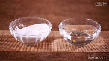 玻璃杯中放了过多白糖沉底的饱和糖水