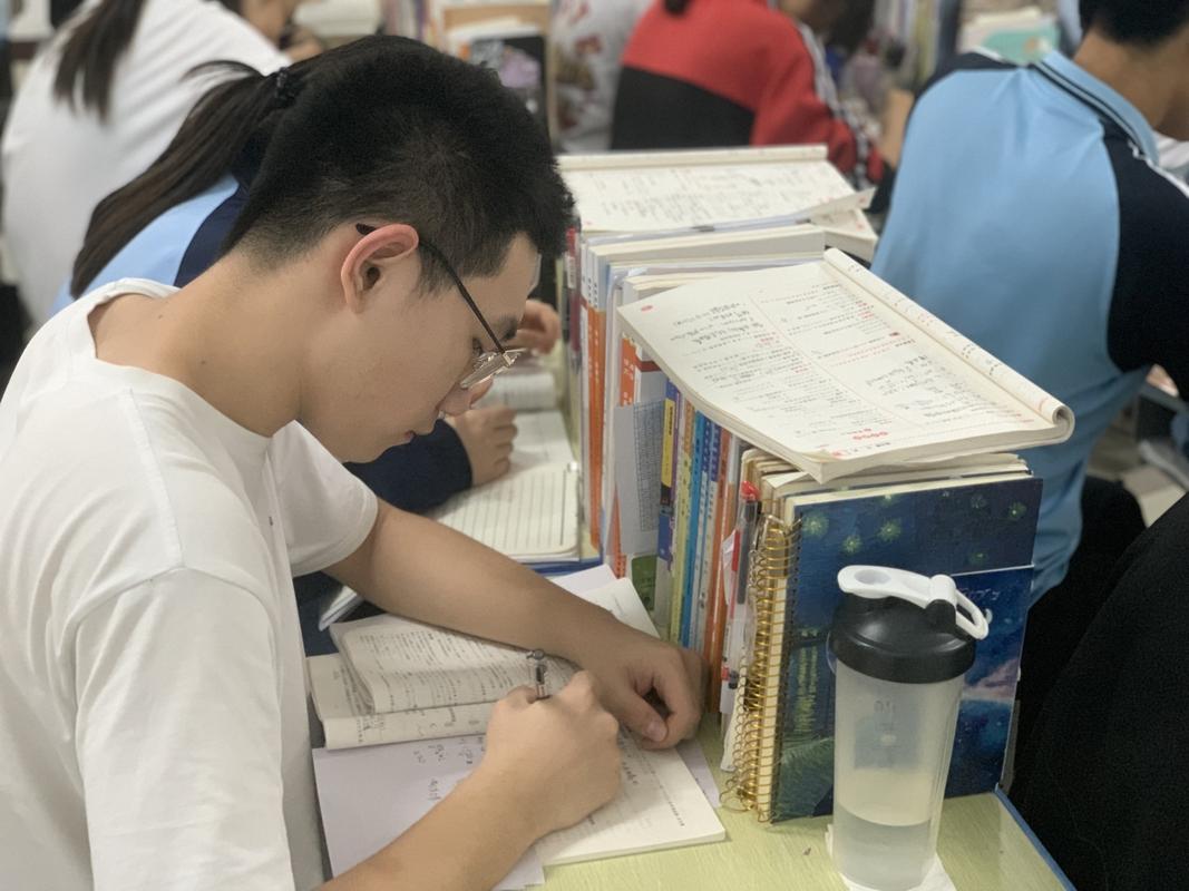 晚自习学生对着错题本发呆的教室场景
