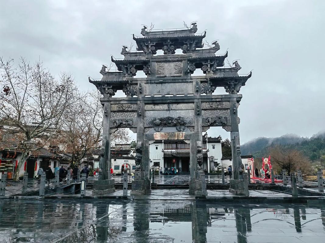 皖南西递古村落雨天砖雕漏窗光影