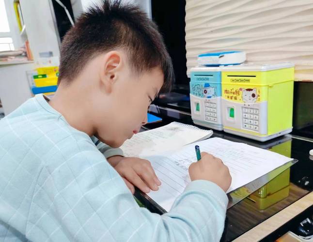 小学生写作业时玩橡皮走神特写插图