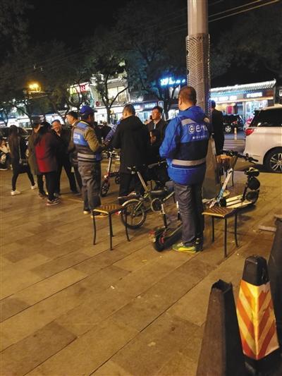 路边烧烤摊旁穿代驾马甲拉客的野代驾现场图