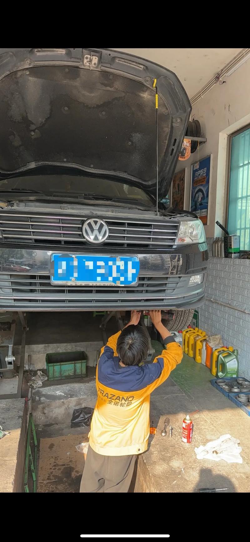 维修师傅用塞尺测量变速箱油底壳变形量