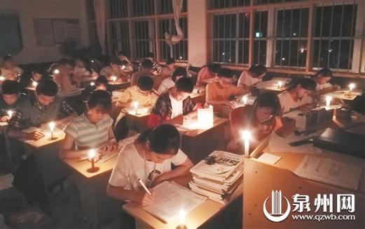 中学晚自修安静写作业的学生背影