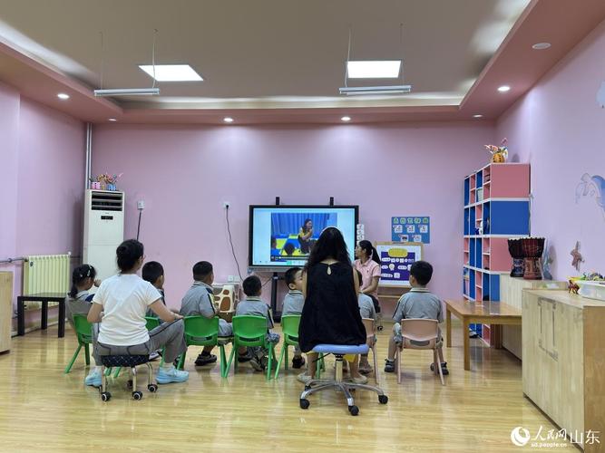 特殊教育课堂中教师耐心引导自闭症儿童