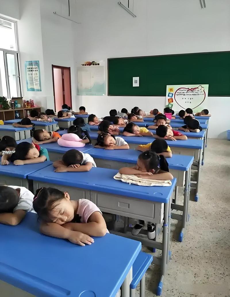 小学生课间趴在桌上面色沉默的真实抓拍