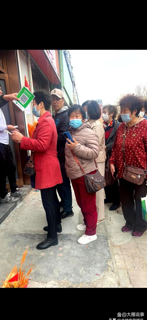 社区门口养老服务宣传台老人排队领鸡蛋