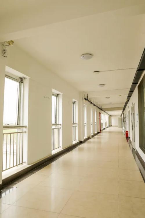中学校园走廊转角空镜头