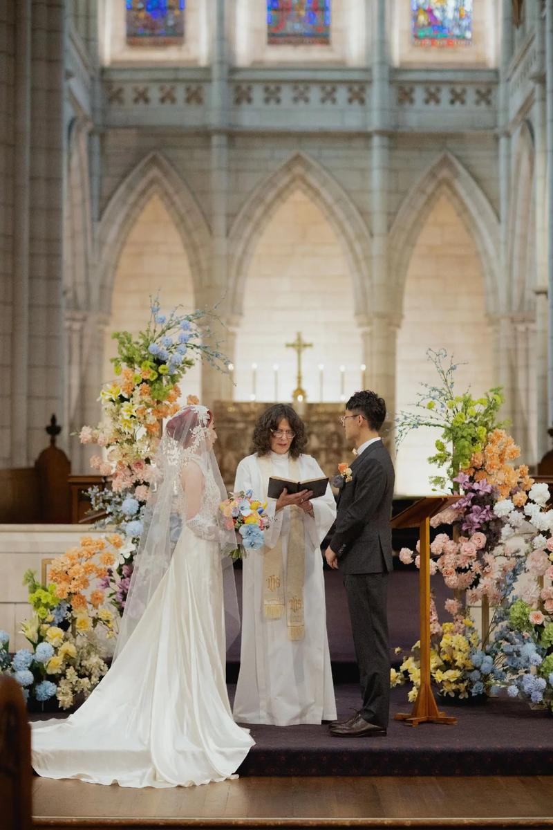 教堂婚礼新人无奈地摇头特写