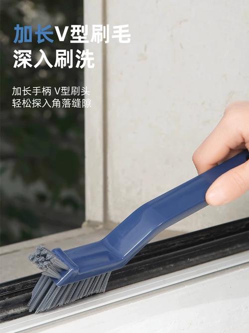 用吸尘器扁吸头清理窗户轨道实拍