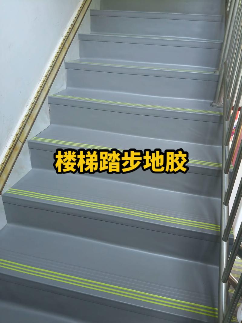 防滑板楼梯踏板安装细节图