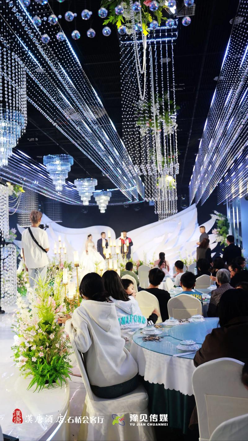 婚礼策划师在仪式现场背后统筹协调