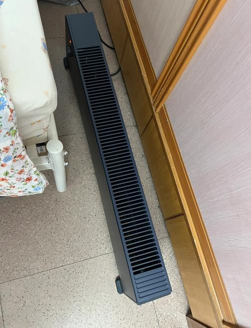 踢脚线取暖器周边摆放散落杂物的居家场景