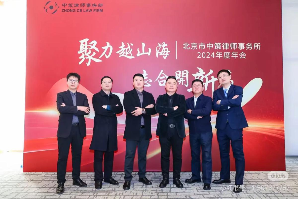律所资深合伙人带领团队讨论案件策略