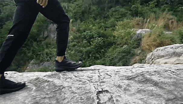 登山鞋动态抓地力测试