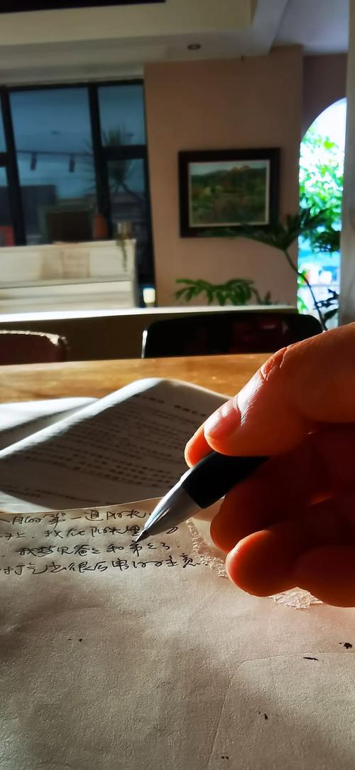 指尖悬在纸面，半天没下笔