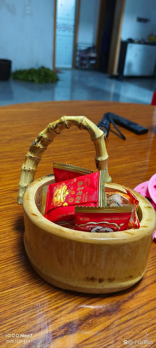 竹篮里的香签和半块青糕