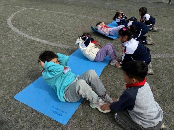 小学生胖墩吃力地做仰卧起坐