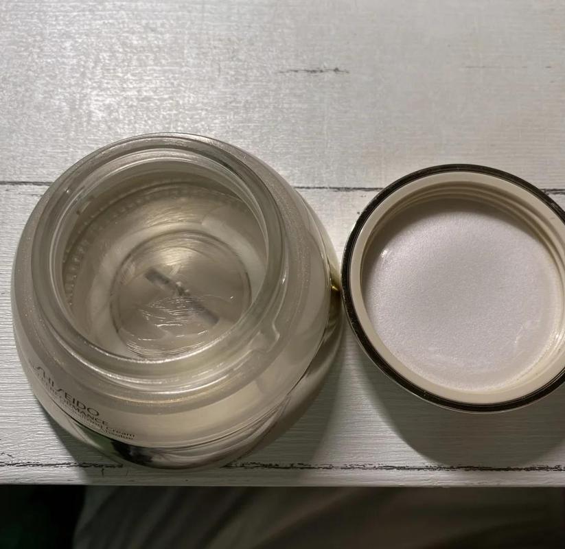 不当储存变质的护肤品瓶罐实拍