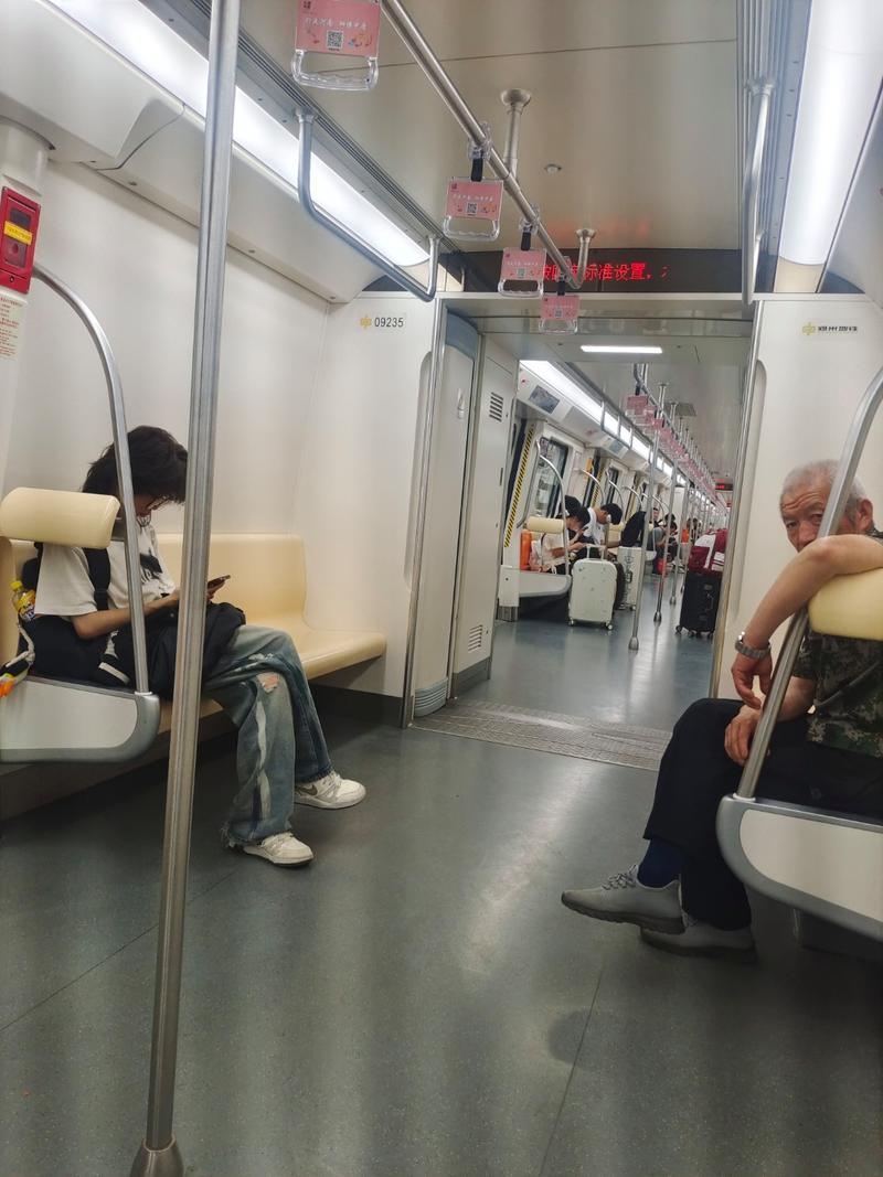 上班族地铁口就近长椅休息场景图
