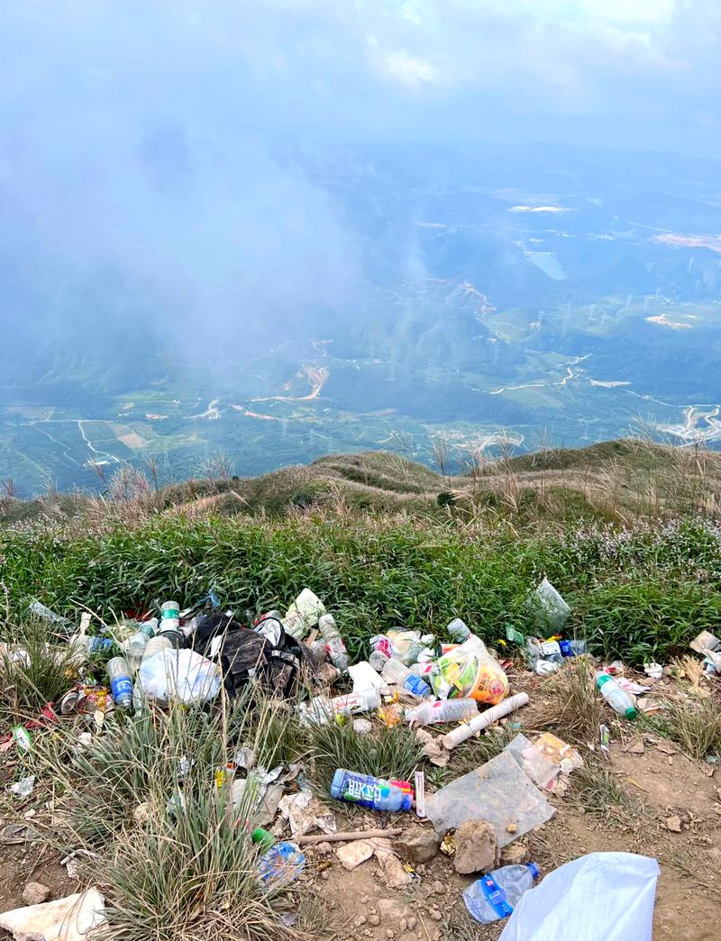 过度开发导致垃圾遍地的山野露营地实拍