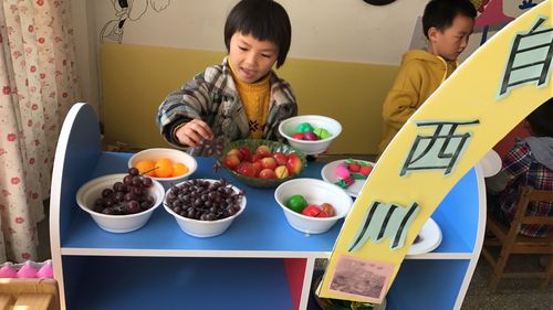 幼儿在有限选项中挑选水果的场景图