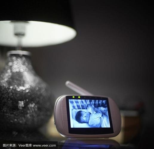工程师父亲深夜对着婴儿监视器分析数据的画面