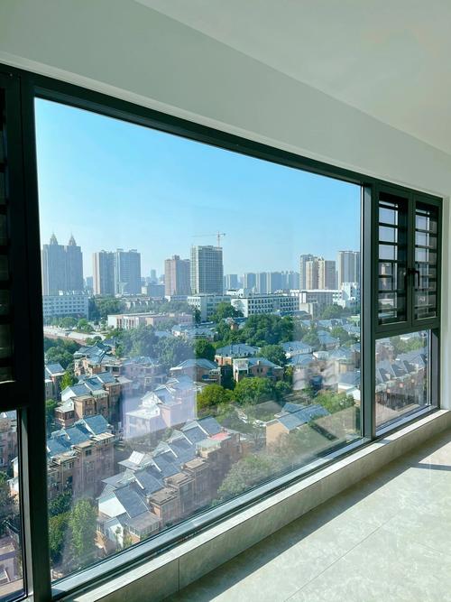 清洁后透亮的阳台落地窗俯瞰城市街景