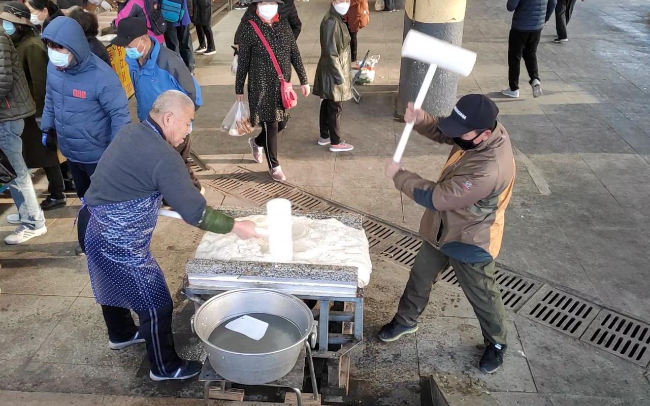 延吉老巷手作打糕捶打现场