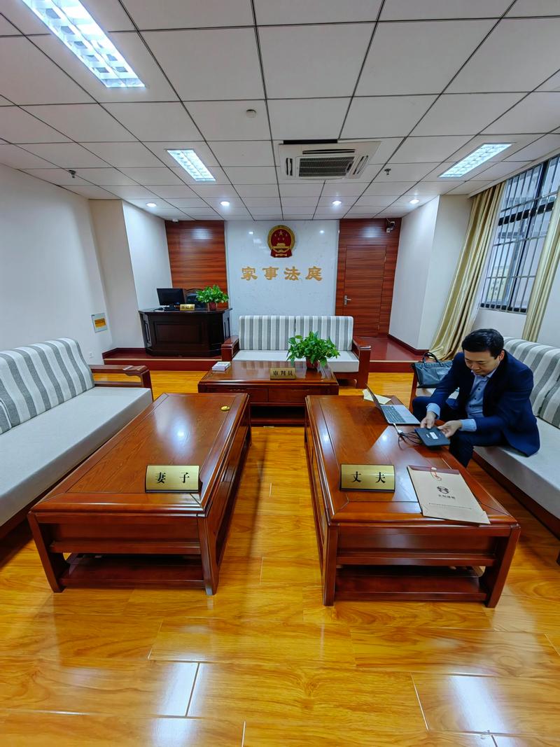 律师会见嫌疑人玻璃隔断场景