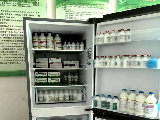 宠物医院冷藏柜里整齐摆放的猫狗联苗药剂瓶