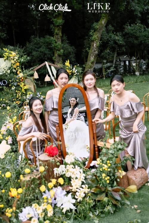户外草坪婚礼上新娘的公主裙被风吹起搞笑抓拍