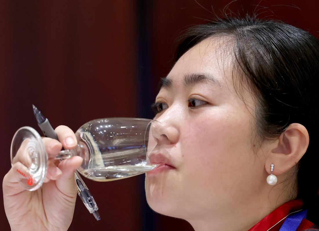 专业品酒师摇杯闻香动作特写