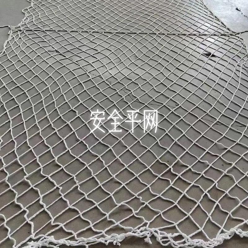 老化破损的工业安全平网近距离细节实拍