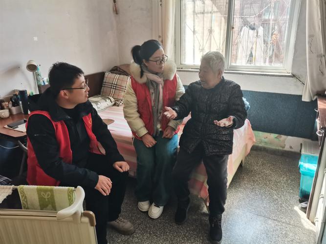 青年参与乡村振兴基层工作走访独居老人