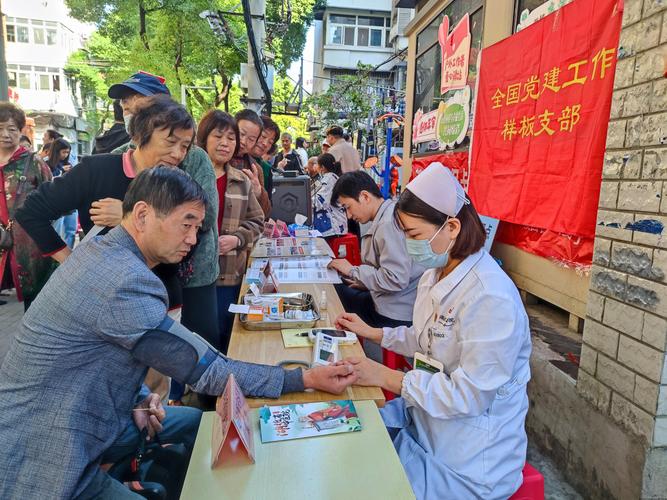 健康管理师在社区为居民测量血压并记录
