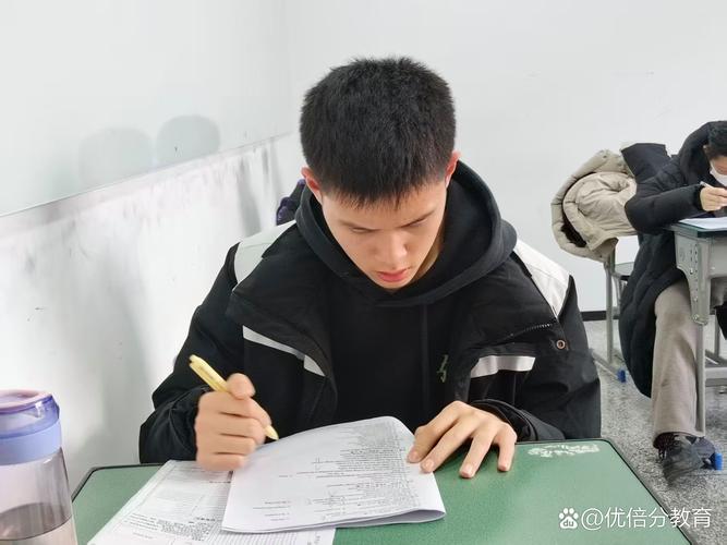 中小学教室讲台上摞着不同厚度的学生作业本