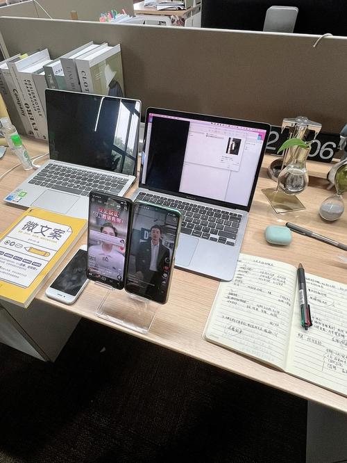 年轻人书桌堆满打开任务管理APP的手机电脑