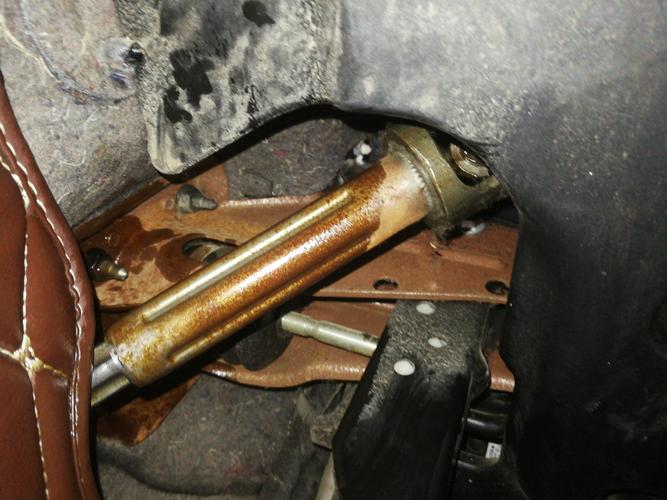 方向盘下方转向柱包裹线束磨损实拍
