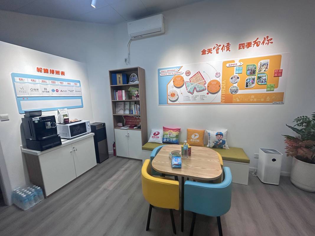 工厂车间员工休息区温馨交流场景