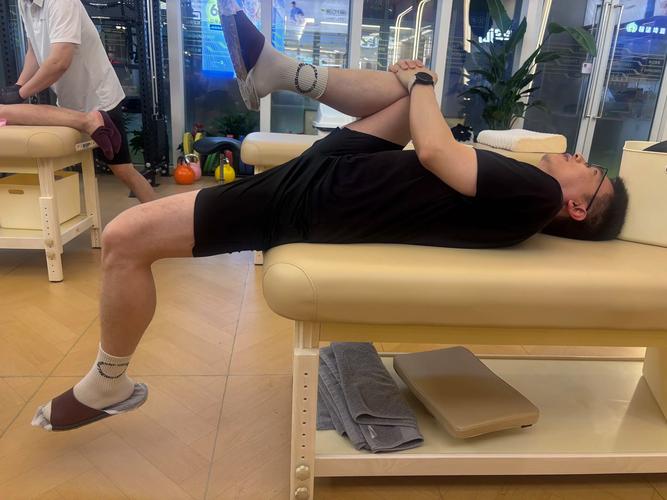 运动康复师使用筋膜刀处理运动员腿部