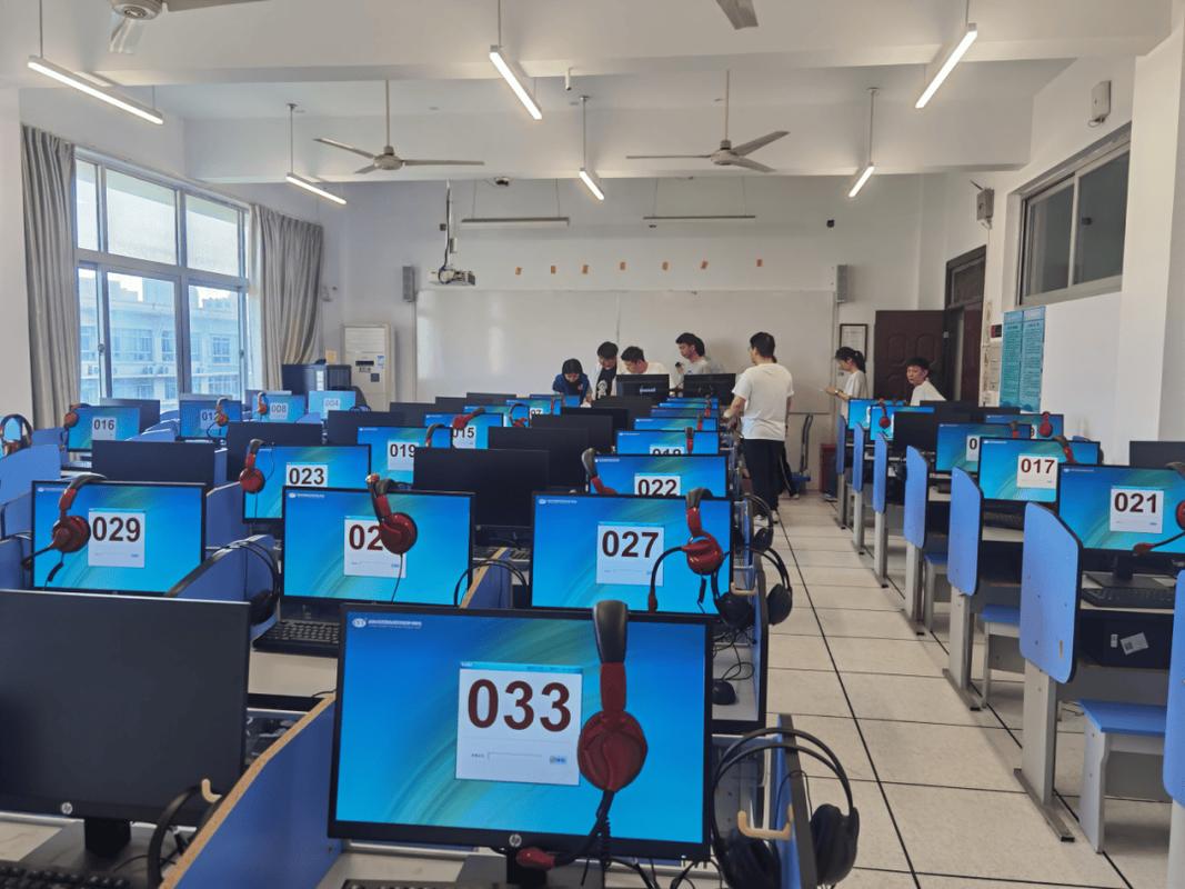 考生在家进行Duolingo英语测试的环境布置图