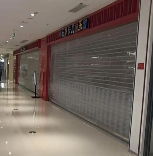 小区门口关闭锁门的预付卡商家门店