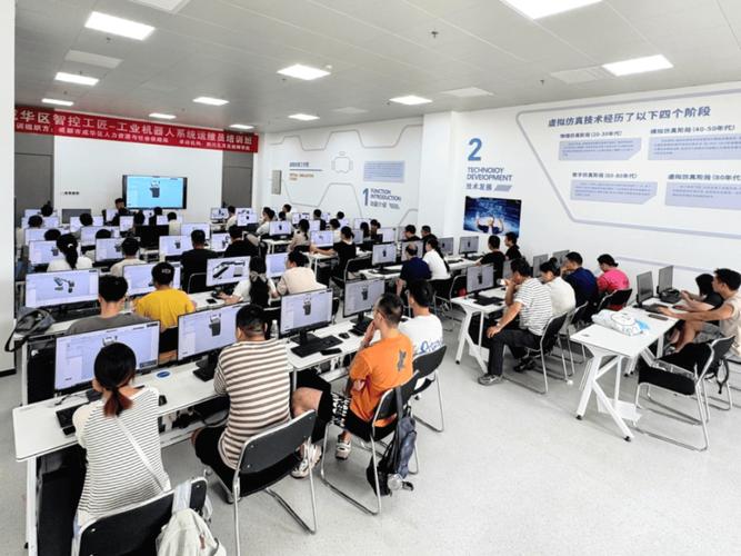 制造工人手机端打开工业培训云平台学习场景