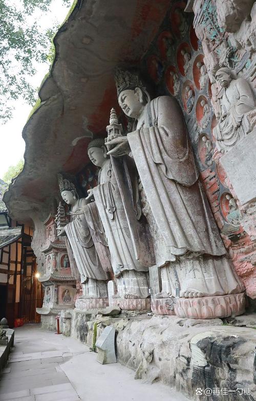 重庆大足石刻宝顶山晨雾摩崖造像
